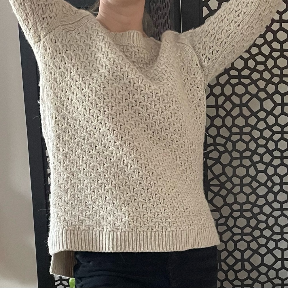 Cozy Banana Republic sweater. Like new. Med, acrylic, merino wool, alpaca.